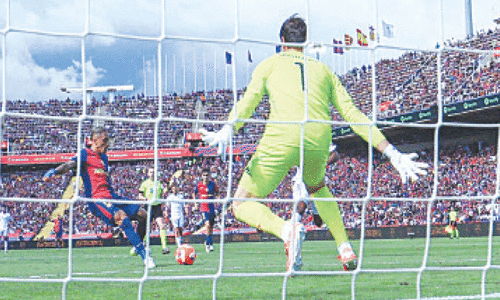 Barcelona edge closer to title with thrilling win over Real