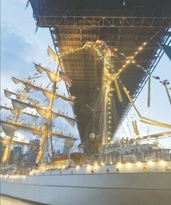 Ship crashes into NY’s iconic bridge; two die Ship crashes into NY’s iconic bridge; two die