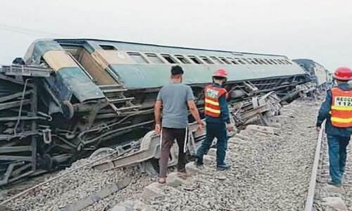 Train derails near Faisalabad after collision with tractor-trolley Train derails near Faisalabad after collision with tractor-trolley