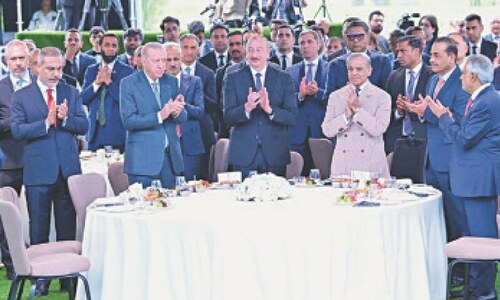 Pakistan seeks peace, but ball in India&rsquo;s court: PM