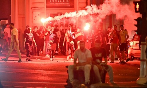 Hundreds arrested as celebrations turn wild in Paris after PSG&rsquo;s Champions League win