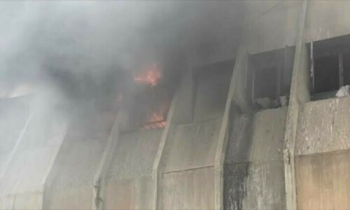 11 rescued after fire erupts in high-rise on Karachi&rsquo;s Chundrigar Road