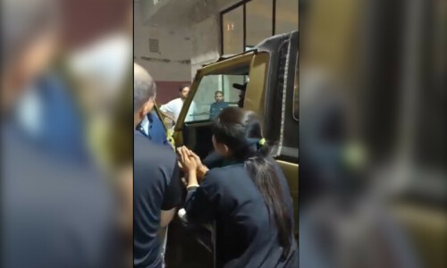 Main suspect held after video of citizen being assaulted in Karachi’s DHA goes viral Main suspect held after video of citizen being assaulted in Karachi’s DHA goes viral