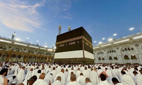 Haj pilgrims gather in Makkah under scorching desert sun