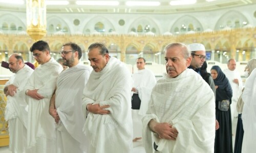 PM Shehbaz performs Umrah on Saudi visit, offers prayers for Pakistan&rsquo;s success against India