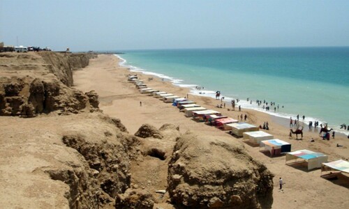 Picnickers stopped from visiting five ‘unguarded’ beaches in Karachi Picnickers stopped from visiting five ‘unguarded’ beaches in Karachi