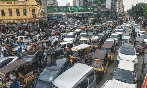 Sindh govt bans parking on Karachi’s ‘Wall Street’ to ease traffic flow Sindh govt bans parking on Karachi’s ‘Wall Street’ to ease traffic flow