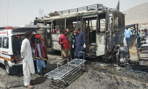 5 dead, 7 injured as bus catches fire after collision with petrol-carrying rickshaw in Quetta 5 dead, 7 injured as bus catches fire after collision with petrol-carrying rickshaw in Quetta