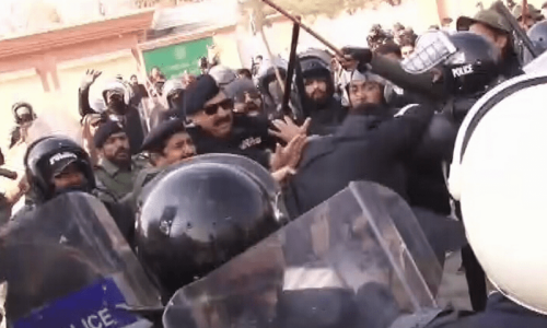 Govt employees violently clash with police in Quetta Govt employees violently clash with police in Quetta