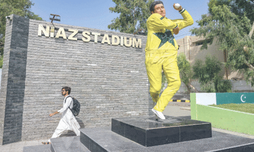 Wasim Akram praises his statue amid social media flak