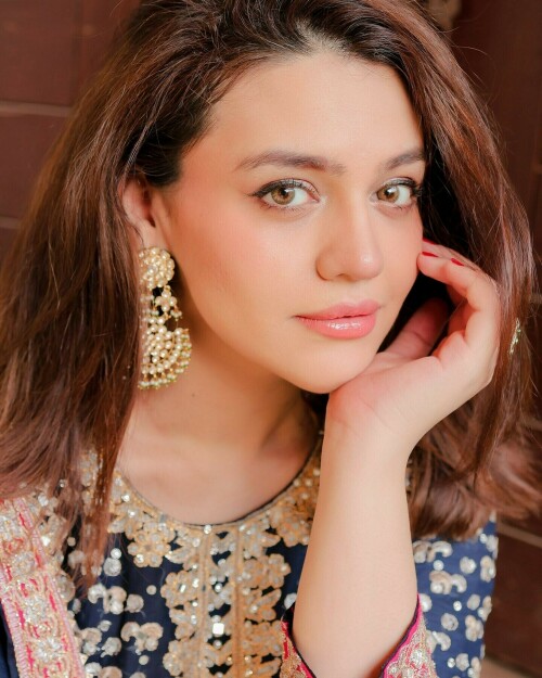 Zara Noor Abbas asks women not to harm themselves in an attempt to stop ageing