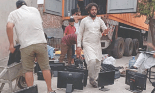 149 arrested for online fraud in raid on factory in Faisalabad 149 arrested for online fraud in raid on factory in Faisalabad