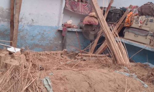 Roof collapse injures 6 as heavy rains cause flooding in KP’s Charsadda Roof collapse injures 6 as heavy rains cause flooding in KP’s Charsadda