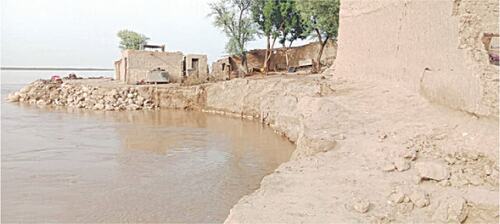 Minchan spur erosion on Indus damaging villages
