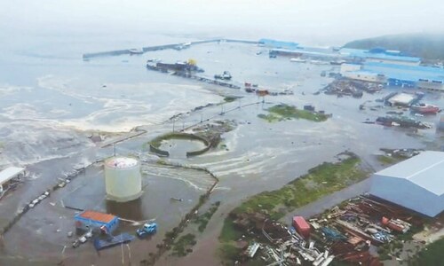 Mega-quake off Russian coast triggers Pacific-wide tsunami alert