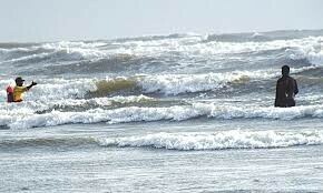 Man jumps into sea along with two children at Karachi’s Do Darya Man jumps into sea along with two children at Karachi’s Do Darya