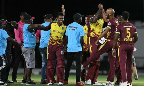 Last-ball hero Holder lifts West Indies over Pakistan in T20