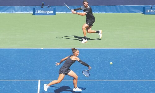 Doubles veterans trump singles stars in early mixed matches