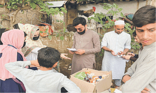 Volunteers leading relief efforts in flood-hit districts Volunteers leading relief efforts in flood-hit districts