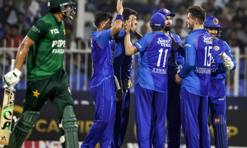 Afghanistan cruise past faltering Pakistan
