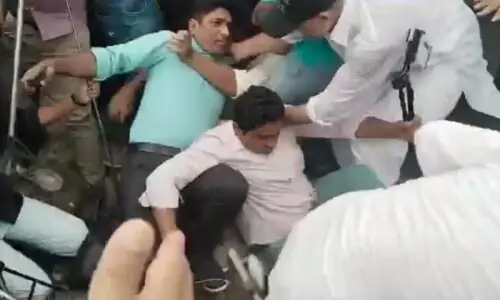 Pindi police book Aleema Khan, Naeem Panjutha, others for violence against journalist outside Adiala Jail