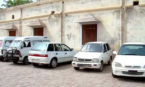 Policeman among eight ‘carjackers’ arrested in Karachi Policeman among eight ‘carjackers’ arrested in Karachi