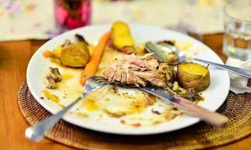 Two labourers die after &lsquo;toxic&rsquo; food intake in Lahore