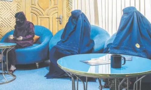 غربت اور پابندیوں کے باوجود افغانستان میں کاسمیٹک سرجری کلینکس کی مقبولیت میں اضافہ