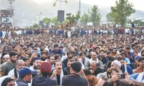 آزاد کشمیر میں مخالف گروہوں کے مظاہرے، فائرنگ سے ایک شخص جاں بحق، درجنوں زخمی