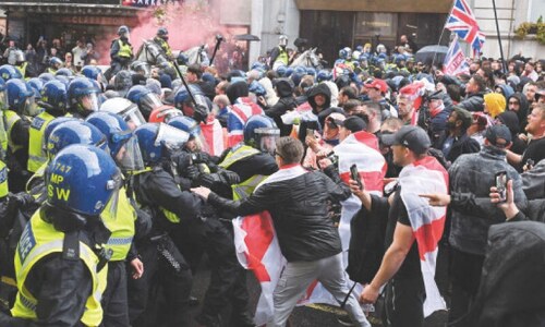 Anti-immigrants march in UK; anti-racists hold counter protest