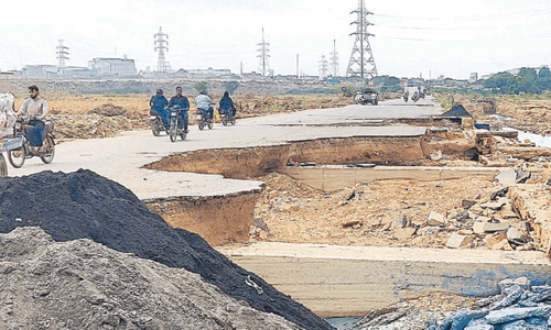 Urban flooding linked to blocked drains, flawed city planning in Karachi Urban flooding linked to blocked drains, flawed city planning in Karachi