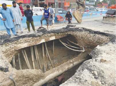 Sinkhole again appears on Khayaban-i-Firdausi Sinkhole again appears on Khayaban-i-Firdausi