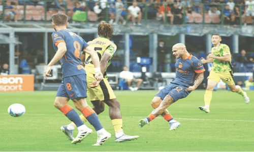 Inter back on track, Pellegrini earns Roma derby glory