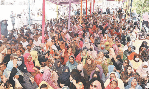 Hundreds turn up to join govt employees’ protest against pension reforms Hundreds turn up to join govt employees’ protest against pension reforms