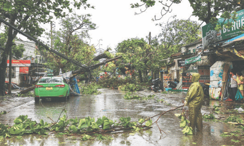 Forty die as typhoon batters Vietnam, Philippines
