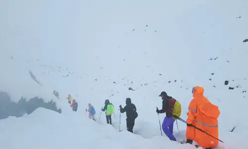 Hundreds of trekkers escape from blizzard-struck Everest in Tibet