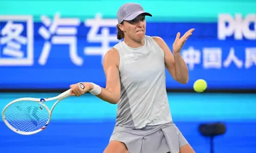 Swiatek coasts through Wuhan debut while heat wilts players