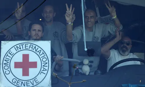 Buses carrying Palestinian prisoners arrive in Ramallah