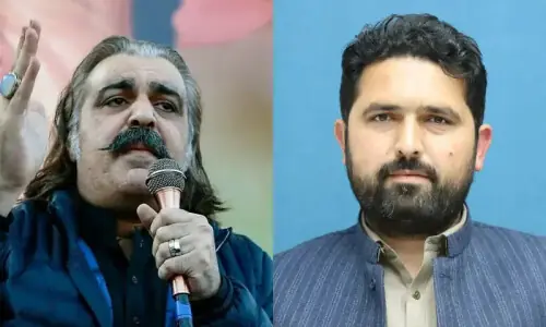 کیا خیبر پختونخوا میں اب دو وزیراعلیٰ ہیں؟ قانونی ماہرین کیا کہتے ہیں کیا خیبر پختونخوا میں اب دو وزیراعلیٰ ہیں؟ قانونی ماہرین کیا کہتے ہیں