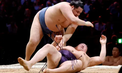 Flipping sumo wrestlers get London tournament rolling