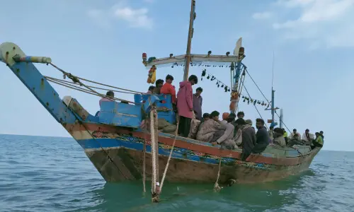 Fishermen from Pasni end month-long fishing boycott Fishermen from Pasni end month-long fishing boycott