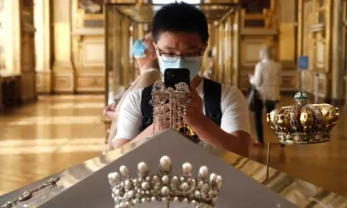 French police hunt Louvre jewel thieves