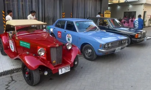 Timeless wheels hit Karachi&rsquo;s roads as classic car rally begins