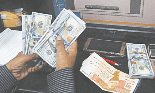 Exporters hedge risks via forward dollar sales Exporters hedge risks via forward dollar sales