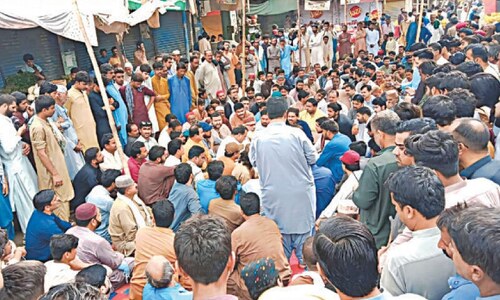 Police promise arrest of hold-up culprits within five days to end Warah sit-in Police promise arrest of hold-up culprits within five days to end Warah sit-in