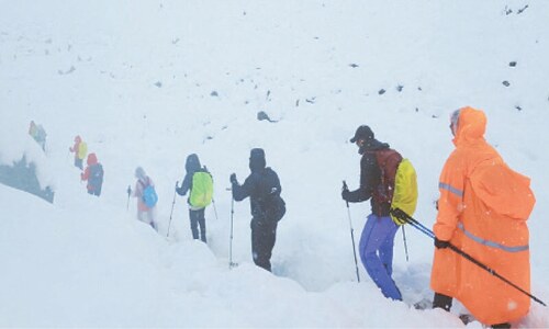 One trekker dead, hundreds rescued from Everest blizzard
