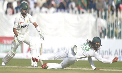 Shoddy South Africa fielding helps Pakistan reach 259-5
