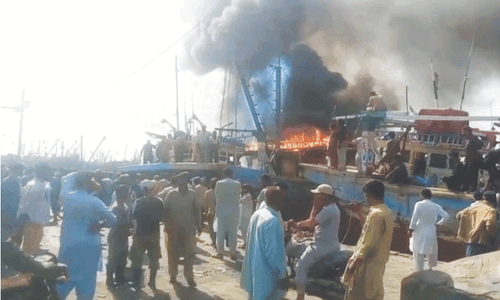 4 boats destroyed in fire at Karachi Fisheries 4 boats destroyed in fire at Karachi Fisheries