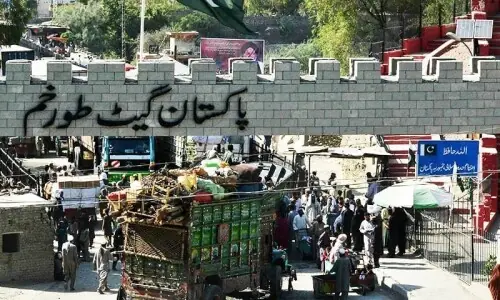 Stranded Afghans return via Torkham