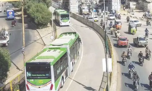 Centre-Sindh row over suspension of Green Line extension ‘resolved’ Centre-Sindh row over suspension of Green Line extension ‘resolved’